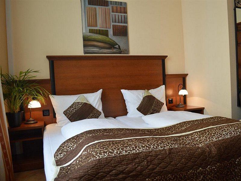 City Hotel West Франкфурт на Майн Екстериор снимка