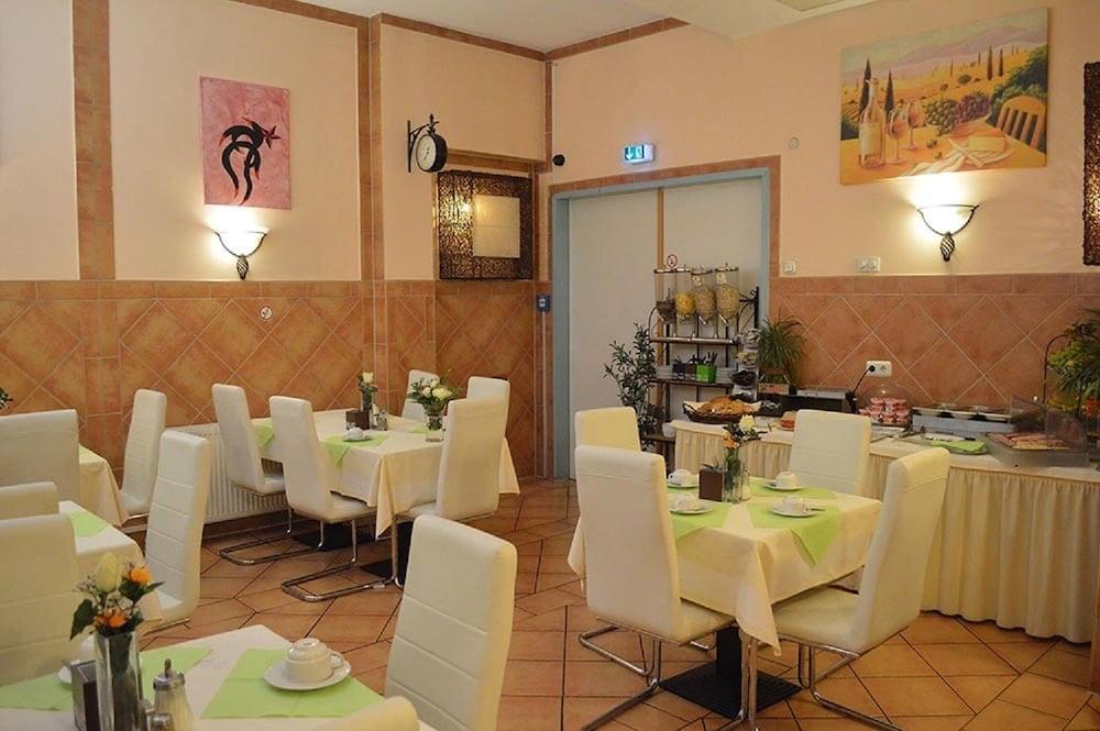 City Hotel West Франкфурт на Майн Екстериор снимка