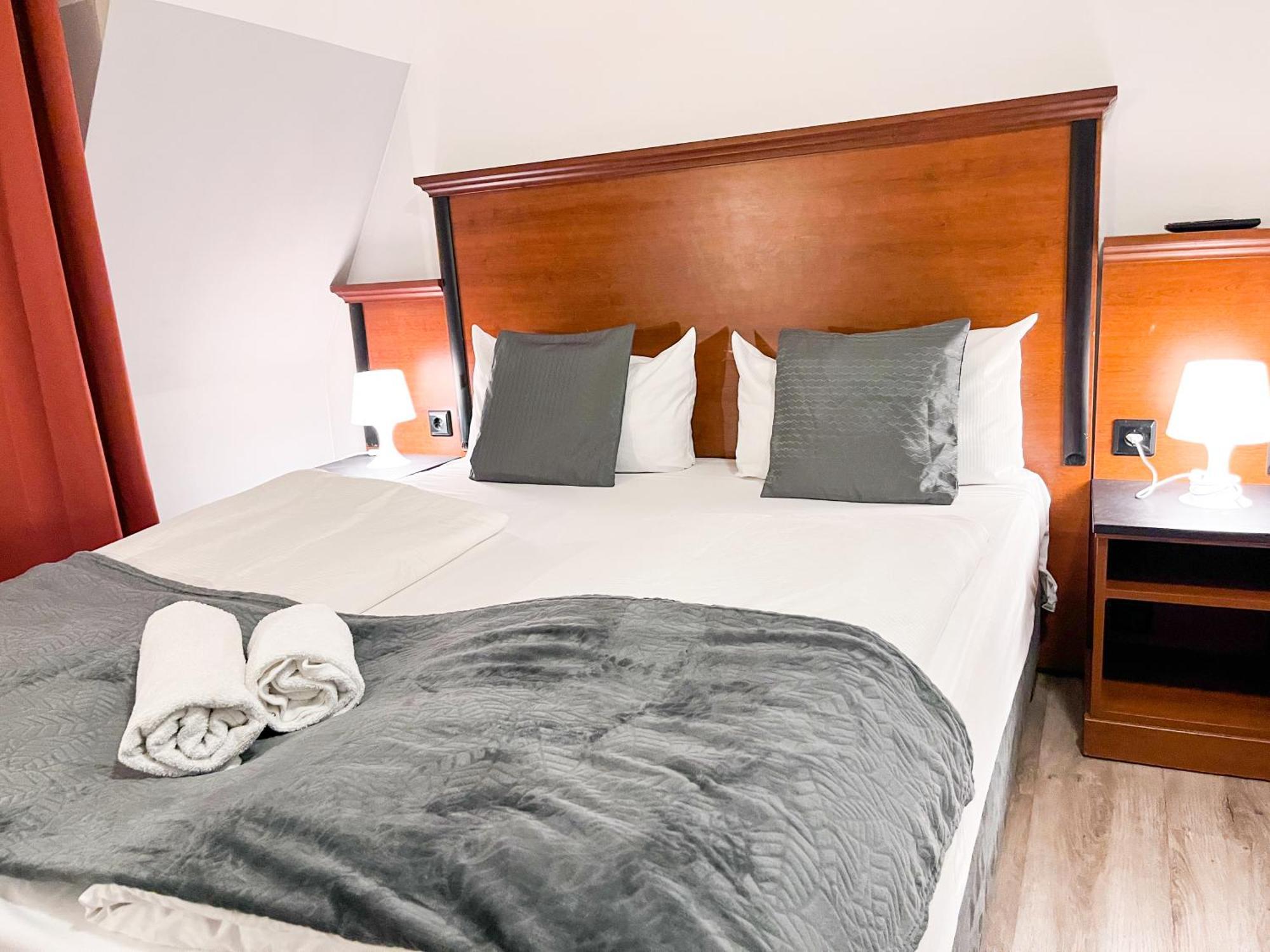 City Hotel West Франкфурт на Майн Екстериор снимка