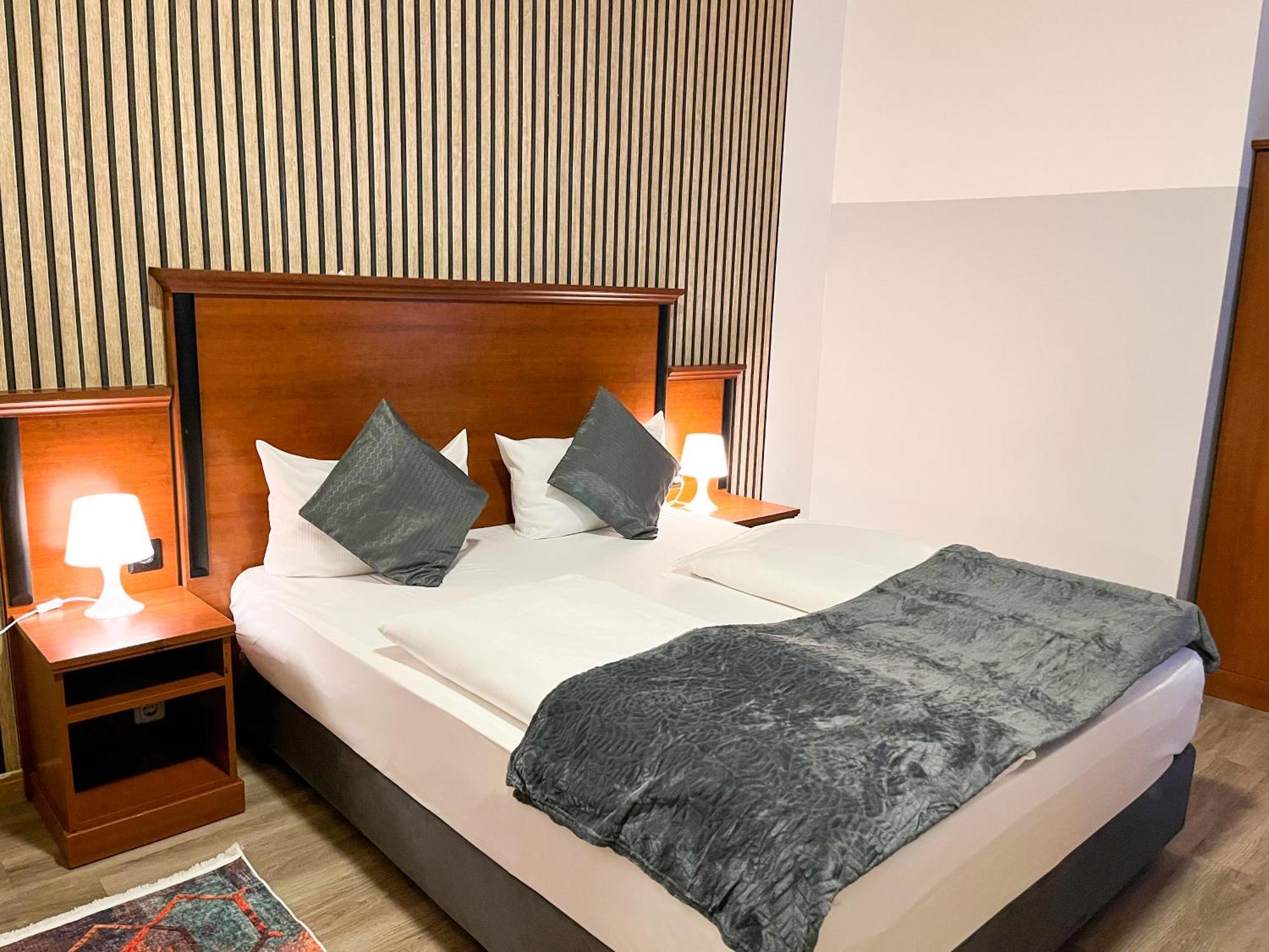 City Hotel West Франкфурт на Майн Екстериор снимка