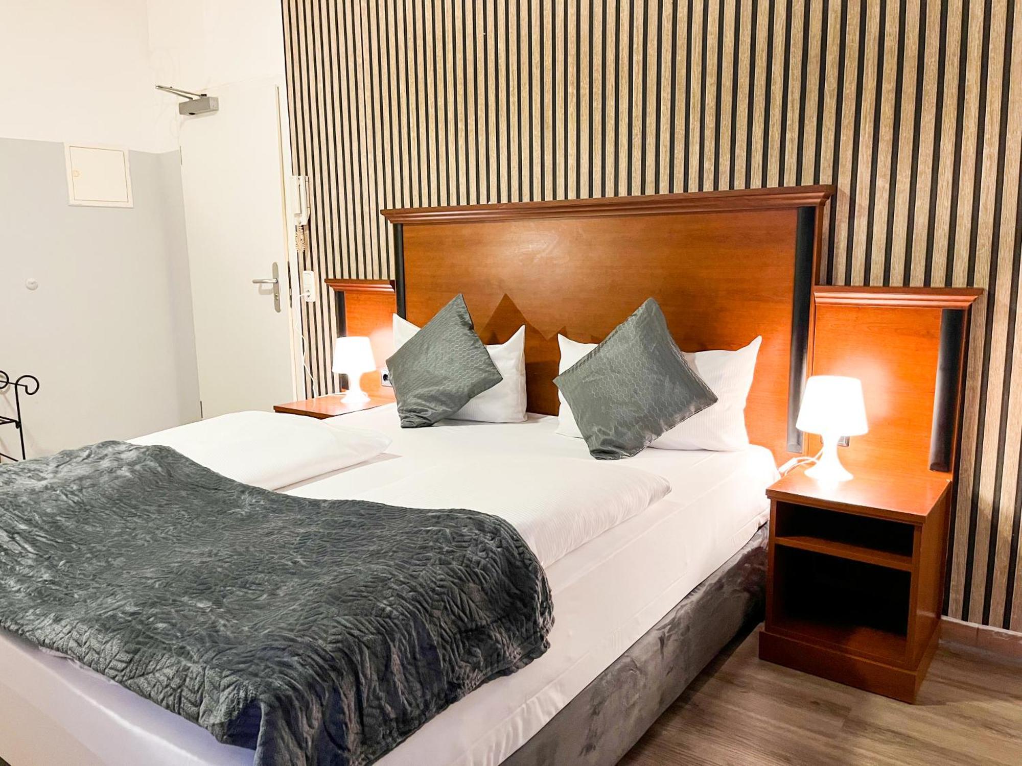 City Hotel West Франкфурт на Майн Екстериор снимка