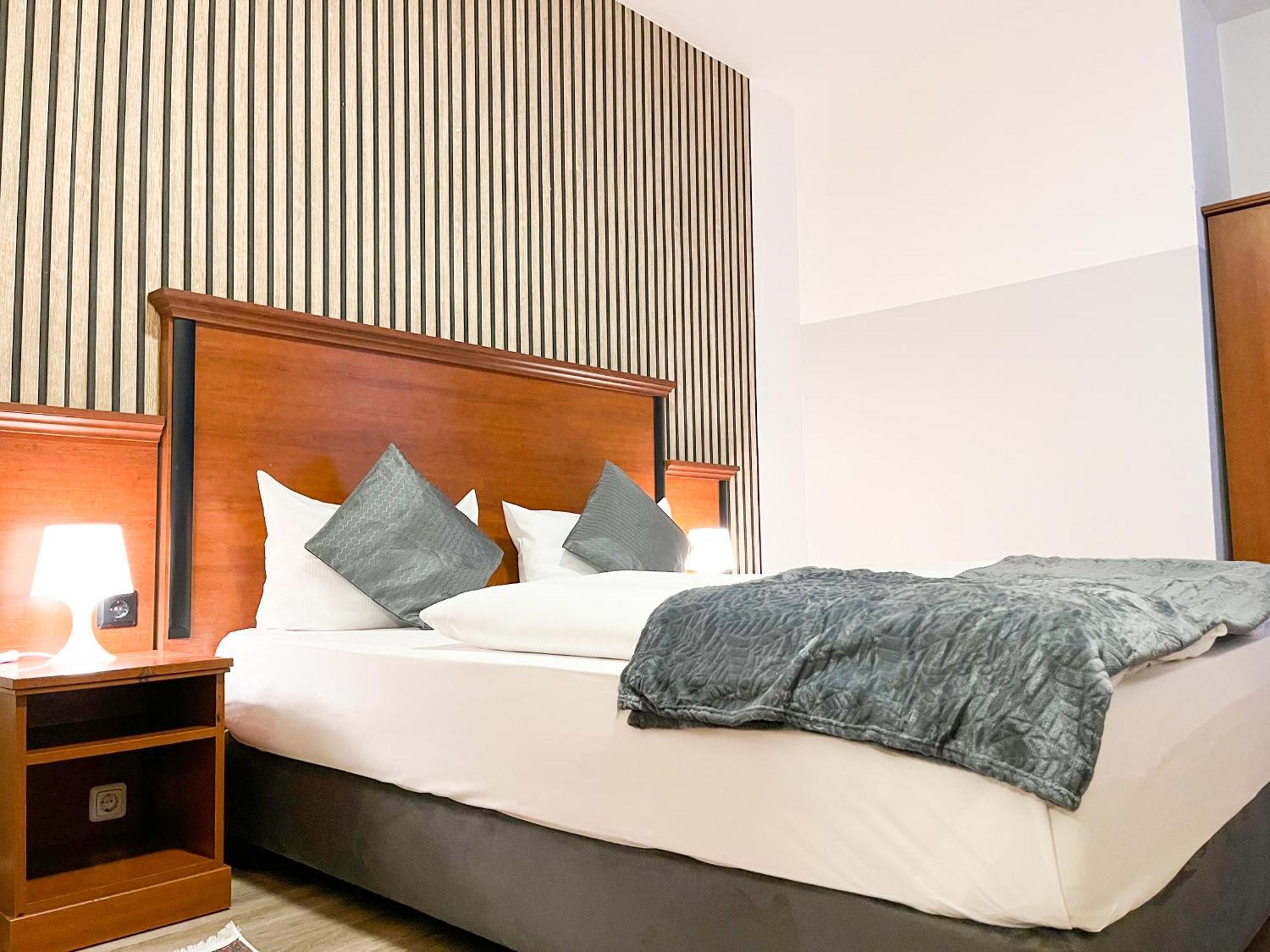 City Hotel West Франкфурт на Майн Екстериор снимка
