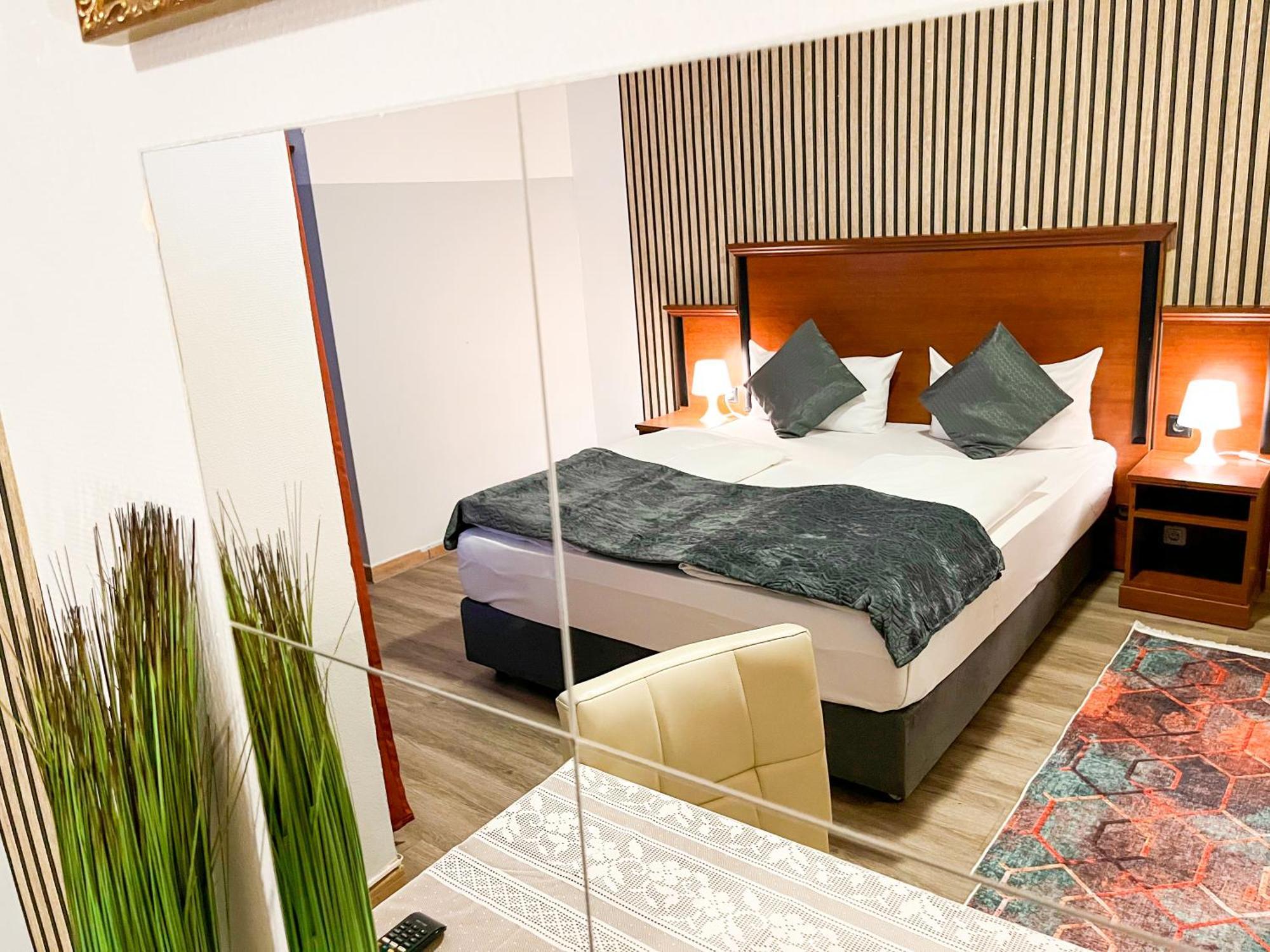 City Hotel West Франкфурт на Майн Екстериор снимка