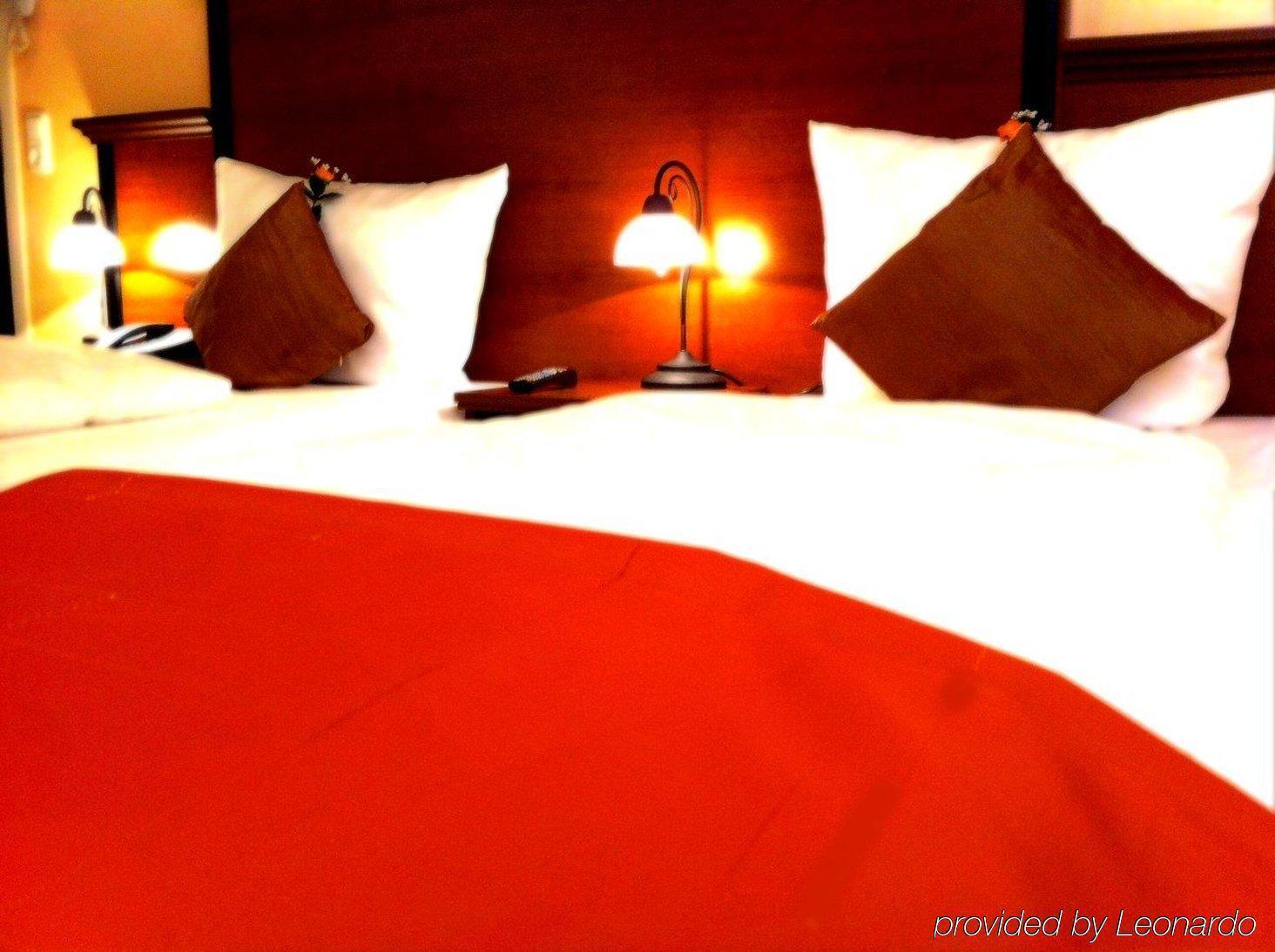 City Hotel West Франкфурт на Майн Екстериор снимка
