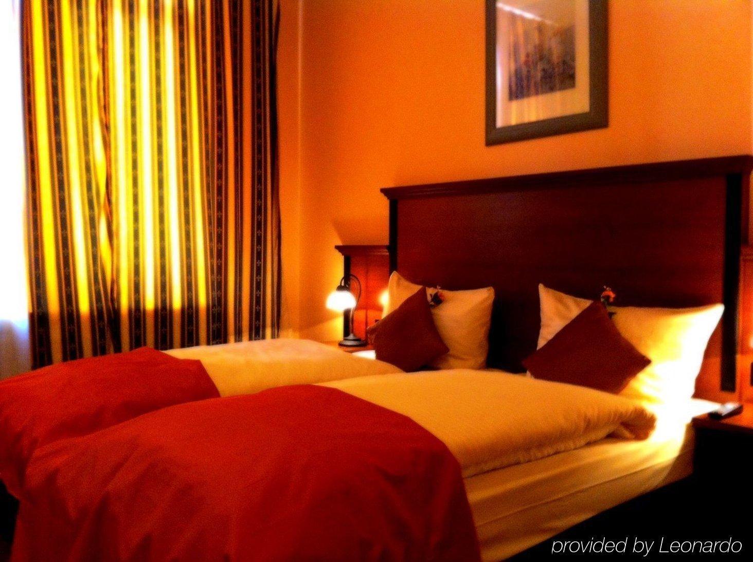 City Hotel West Франкфурт на Майн Стая снимка