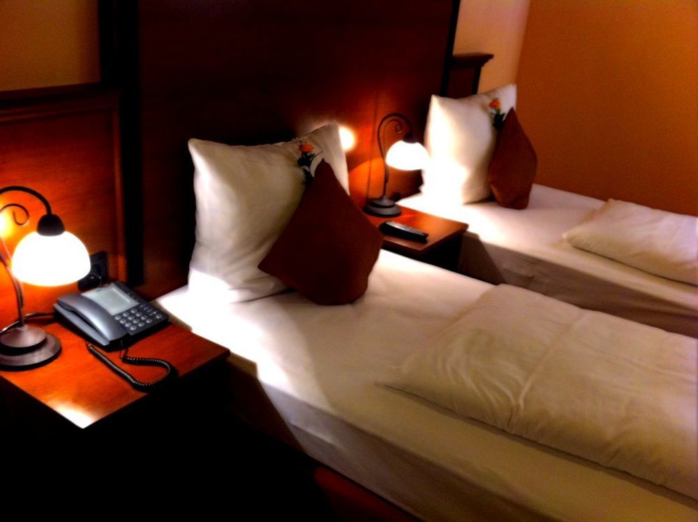 City Hotel West Франкфурт на Майн Екстериор снимка