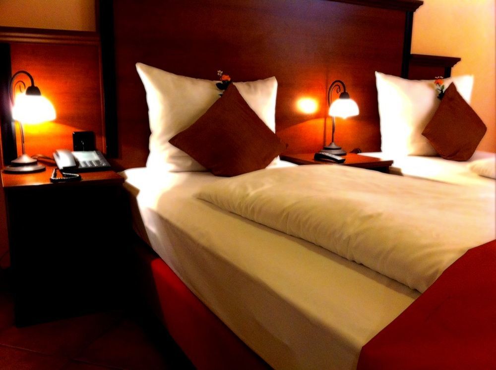 City Hotel West Франкфурт на Майн Екстериор снимка