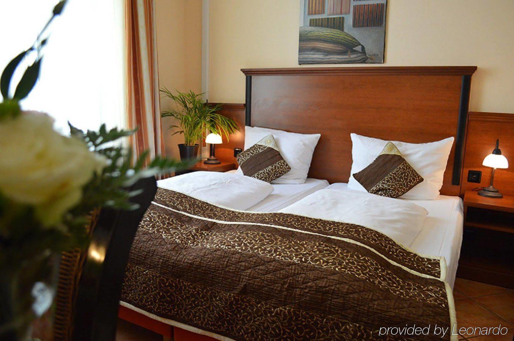 City Hotel West Франкфурт на Майн Екстериор снимка