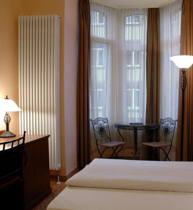 City Hotel West Франкфурт на Майн Стая снимка