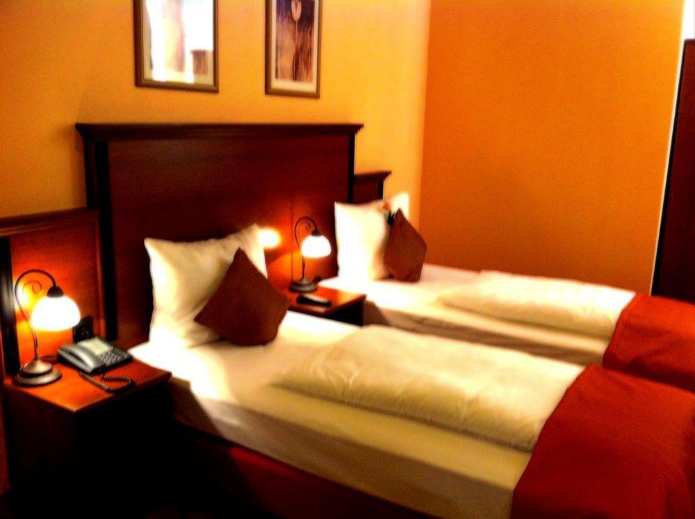 City Hotel West Франкфурт на Майн Стая снимка